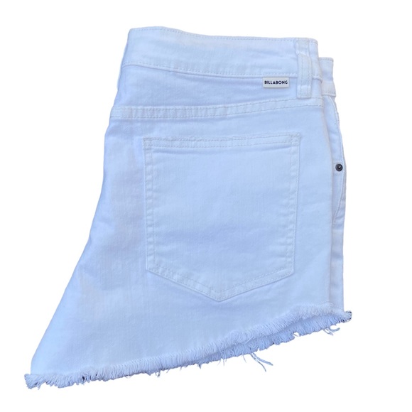 Billabong White Distressed Buttonfly Raw Hem 2" Shorts Women's 28 - Picture 5 of 5